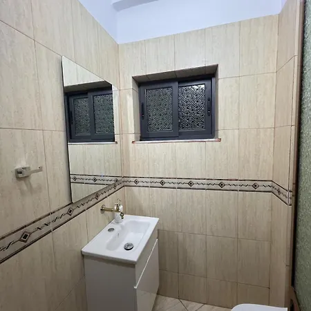 아파트 3 Bedroom In The Heart Of Tirana! *
